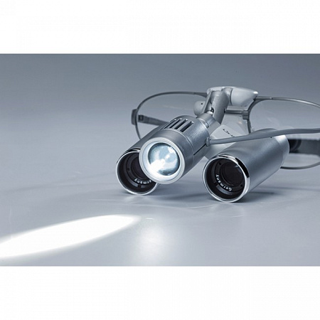 Carl Zeiss EyeMag Light II - мощный LED-осветитель с максимальной интенсивностью освещения 50000 люкс для высокой детализации 