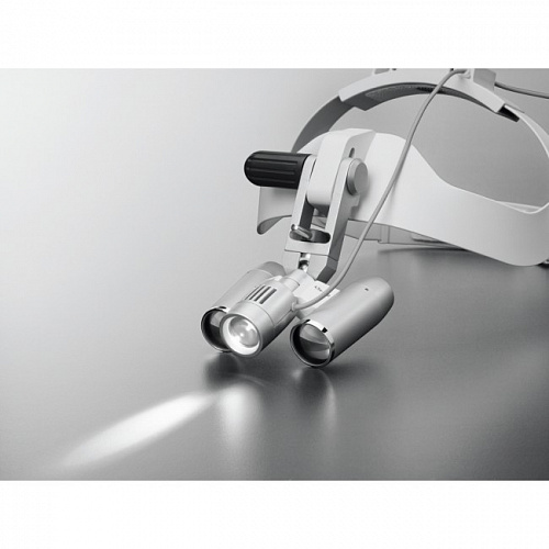 Carl Zeiss EyeMag Light II - мощный LED-осветитель с максимальной интенсивностью освещения 50000 люкс для высокой детализации 